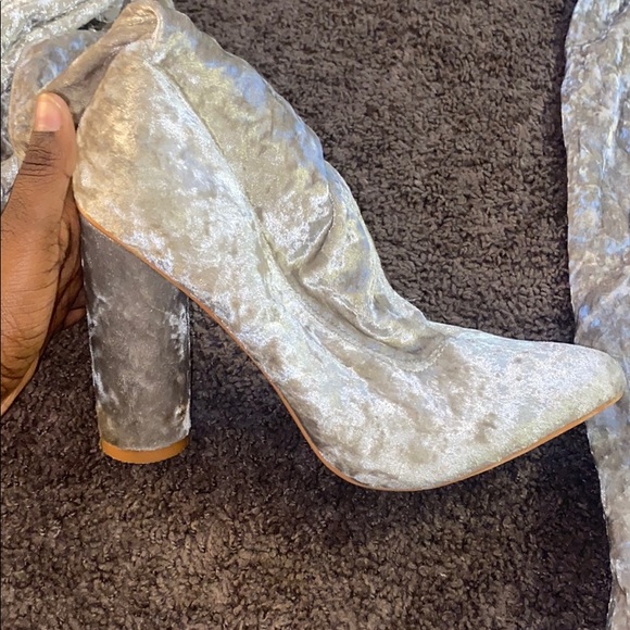 Thigh high velvet boots - Picture 2 of 3